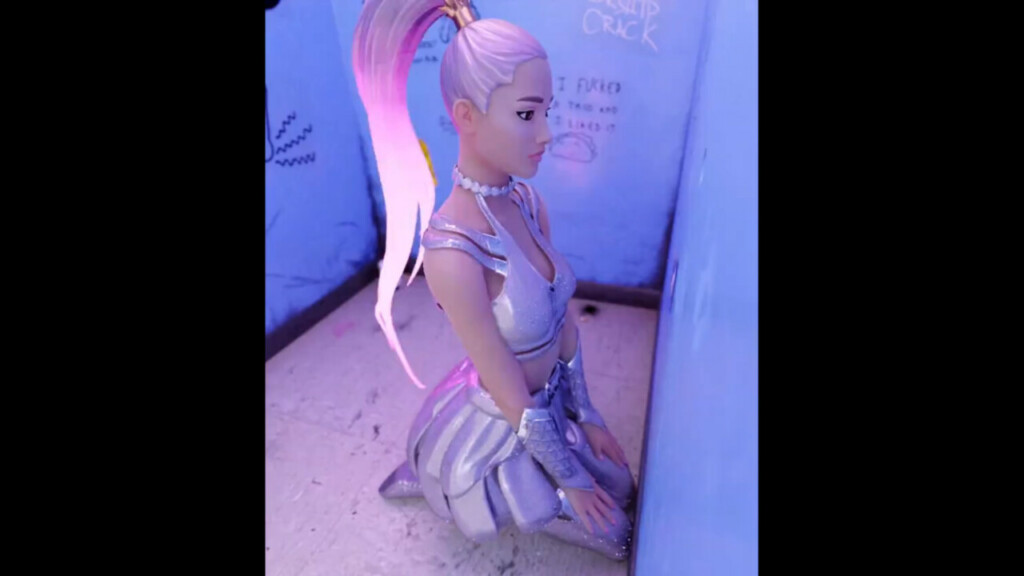 Ariana found a gloryhole